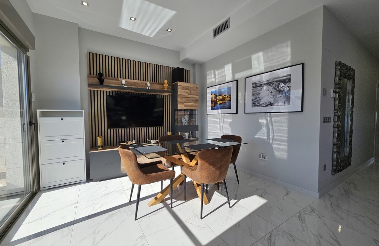 Resale - Villa -
Villamartin - Costa Blanca