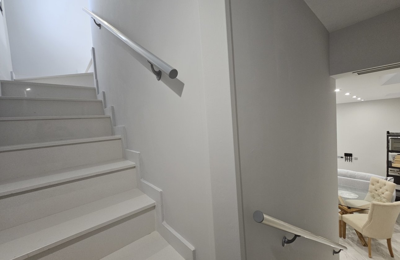 Resale - Villa -
Villamartin - Costa Blanca