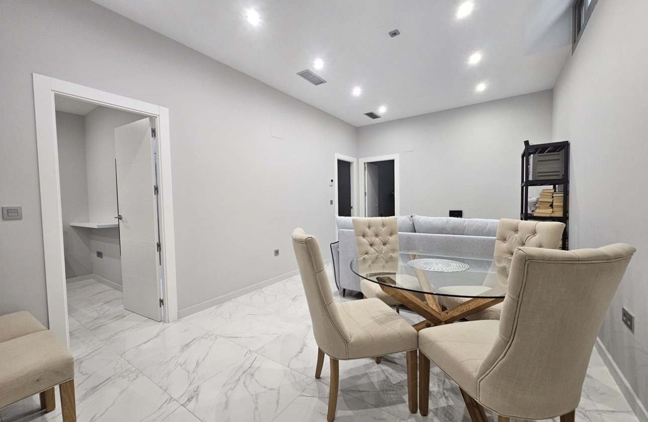 Resale - Villa -
Villamartin - Costa Blanca