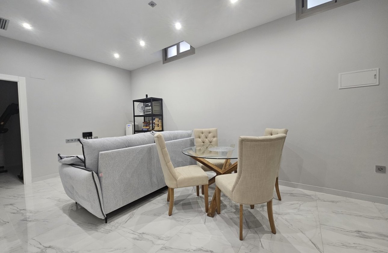 Resale - Villa -
Villamartin - Costa Blanca