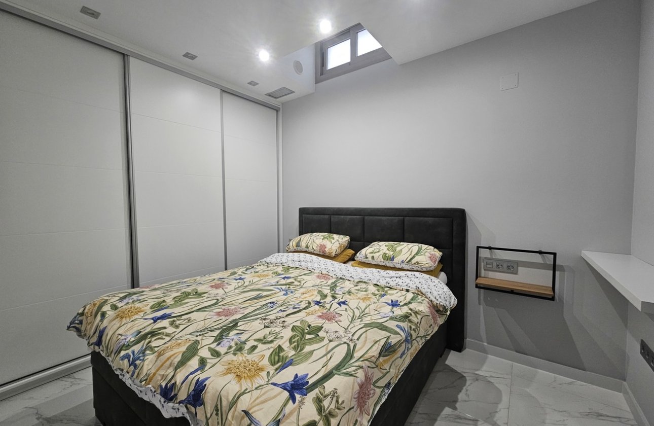 Resale - Villa -
Villamartin - Costa Blanca