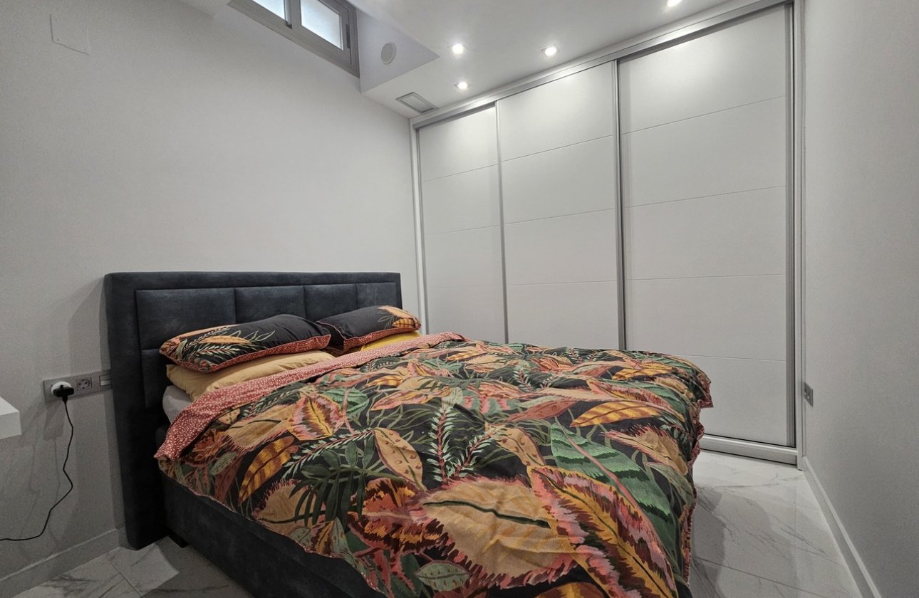 Resale - Villa -
Villamartin - Costa Blanca