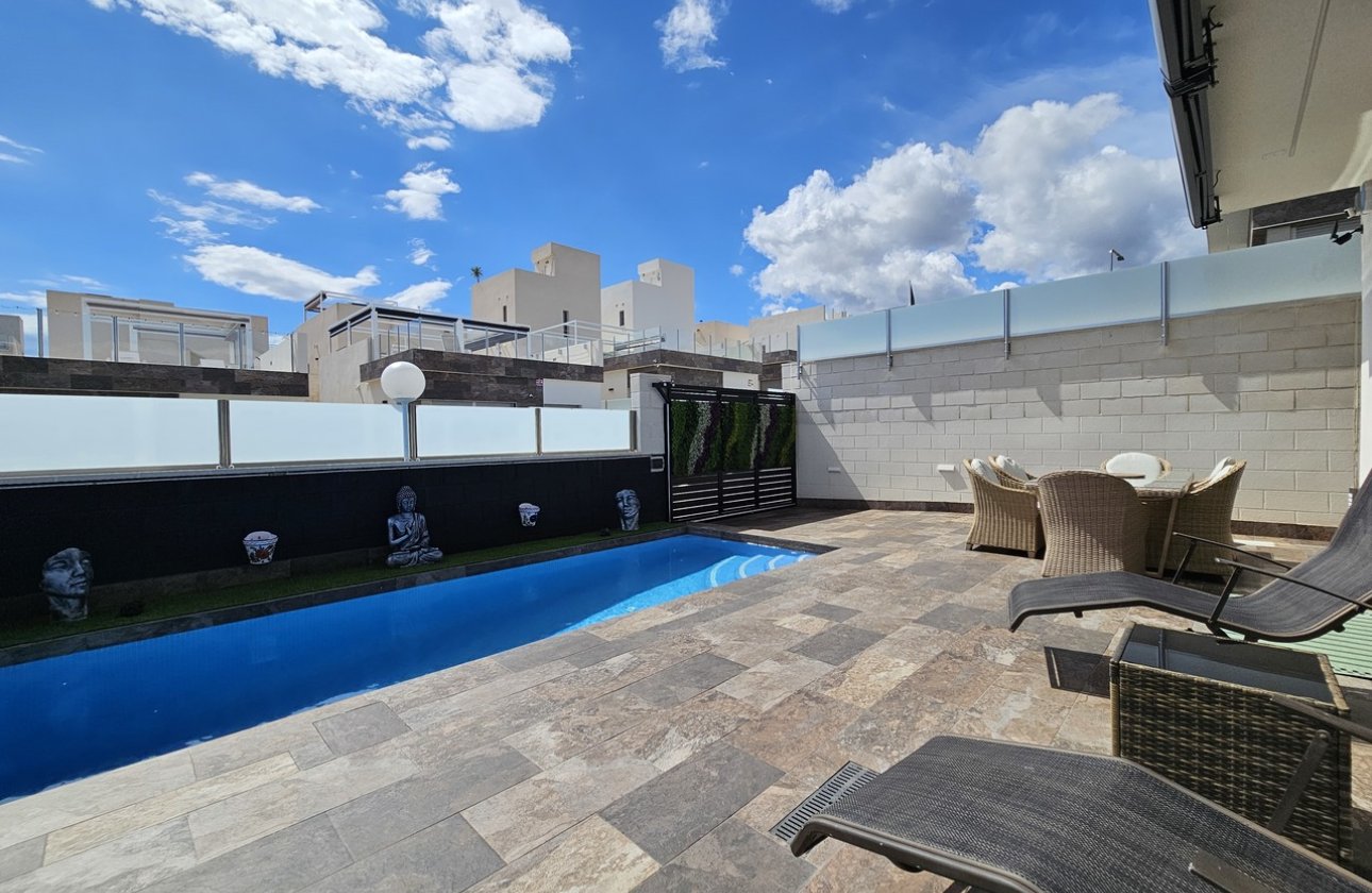 Resale - Villa -
Villamartin - Costa Blanca