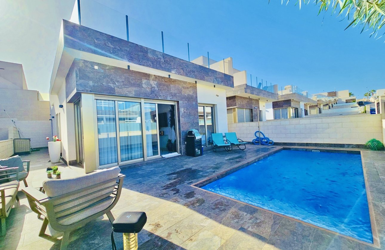 Resale - Villa -
Villamartin - Costa Blanca