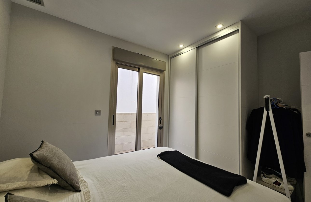 Resale - Villa -
Villamartin - Costa Blanca