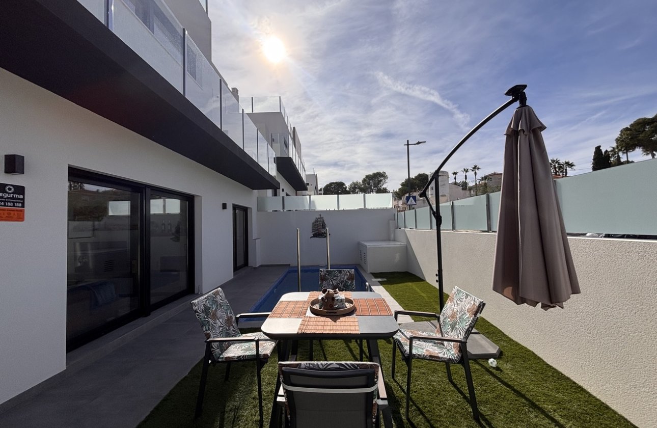 Resale - Villa -
Villamartin - Costa Blanca