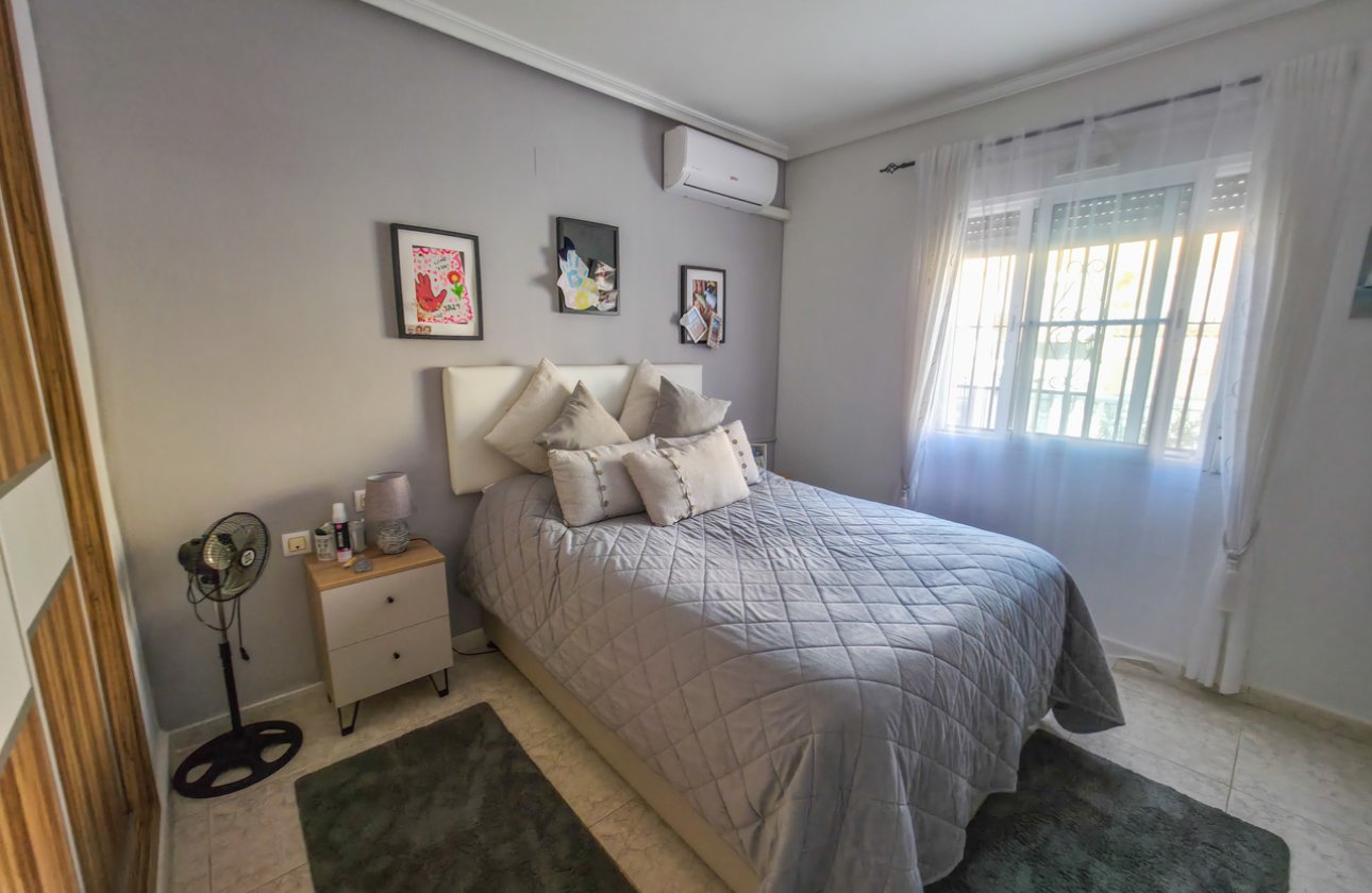 Resale - Villa -
Villamartin - Costa Blanca