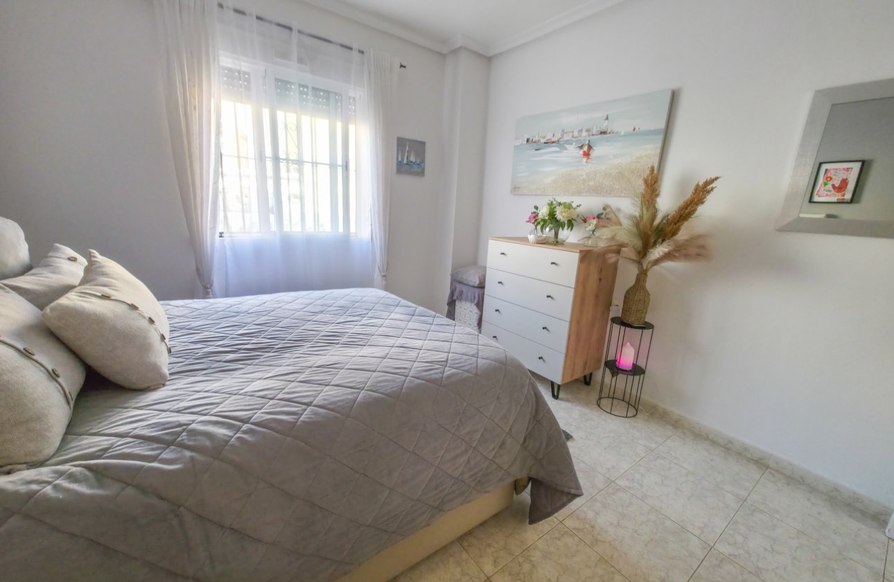 Resale - Villa -
Villamartin - Costa Blanca