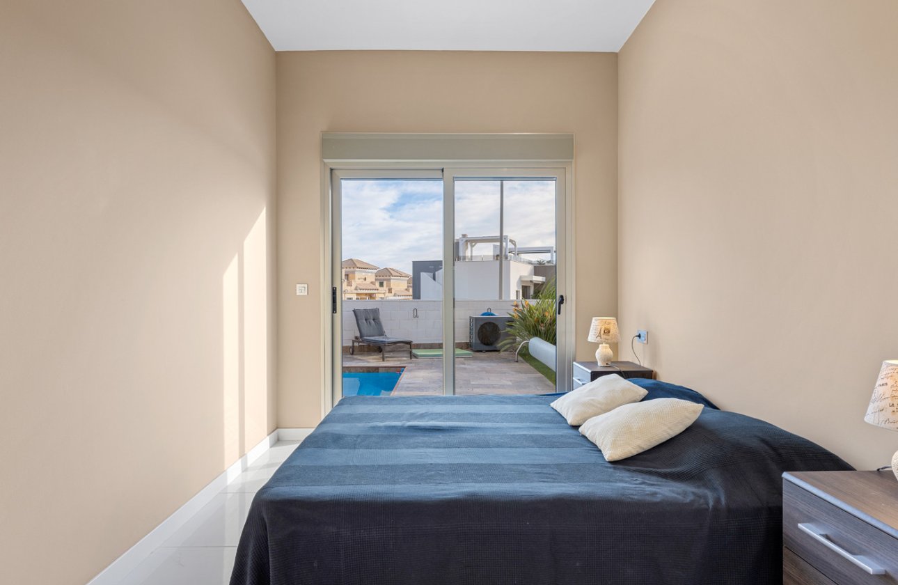 Resale - Villa -
Villamartin - Costa Blanca