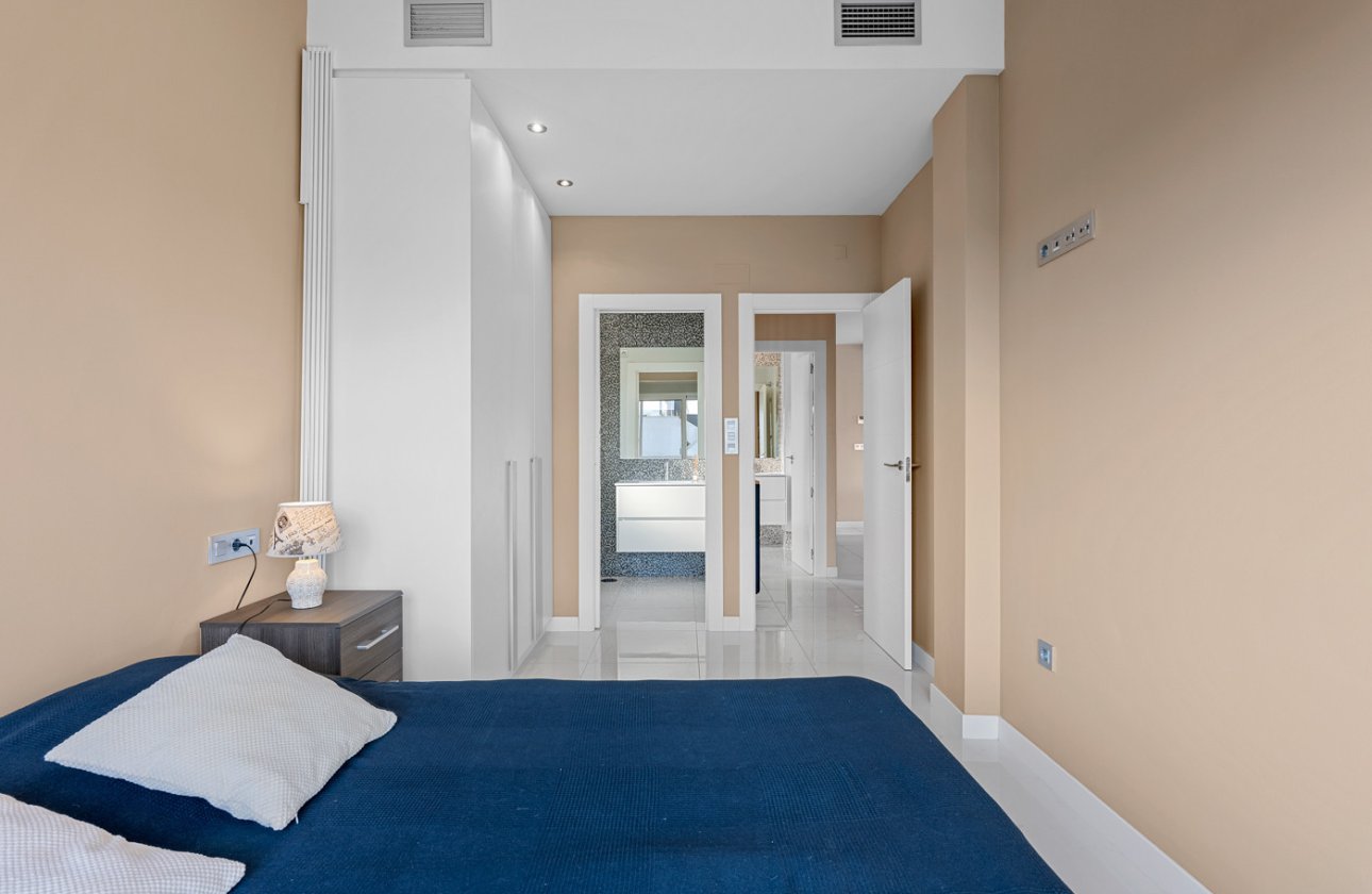 Resale - Villa -
Villamartin - Costa Blanca