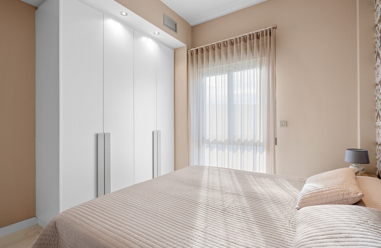 Resale - Villa -
Villamartin - Costa Blanca