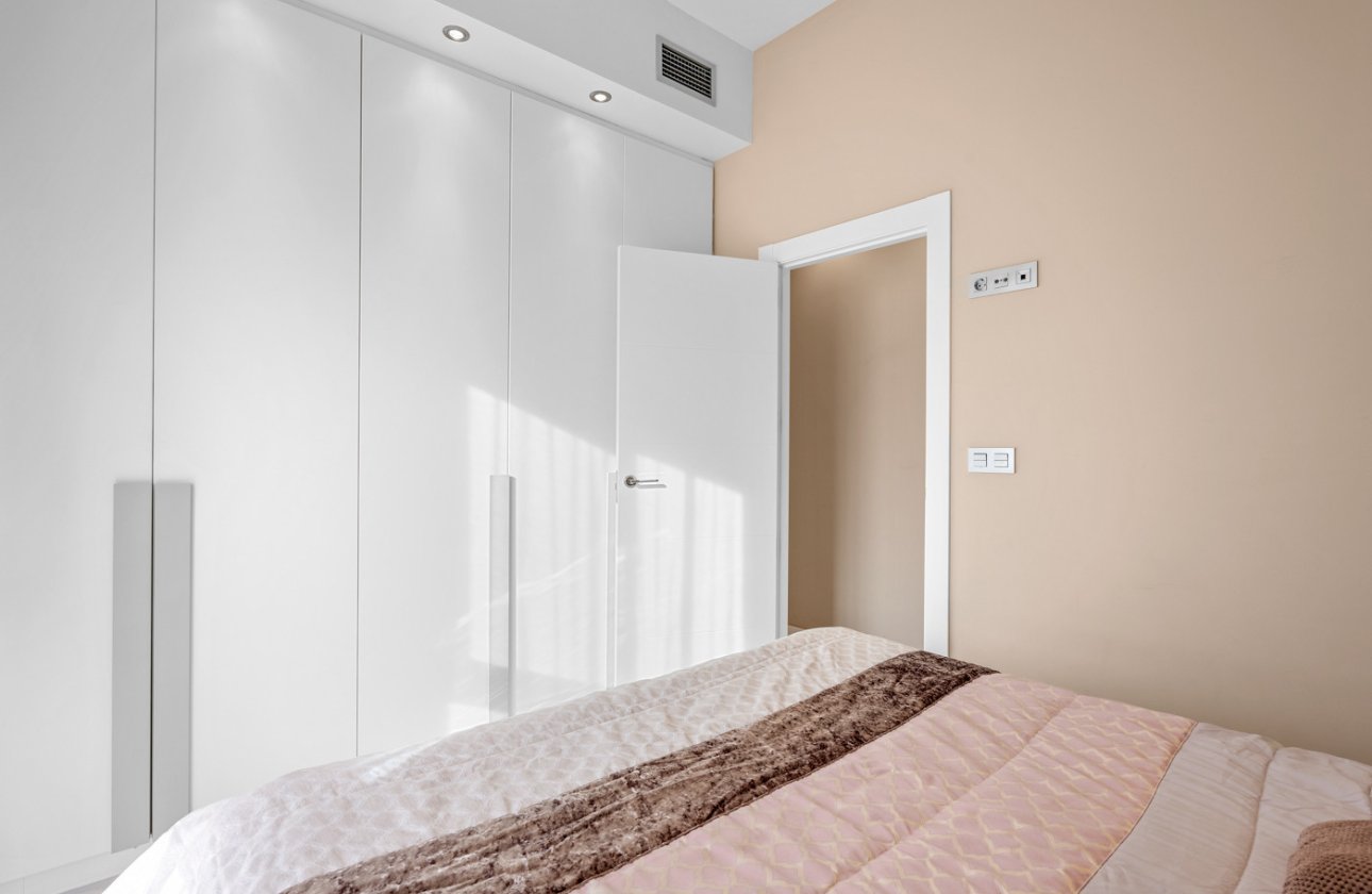 Resale - Villa -
Villamartin - Costa Blanca