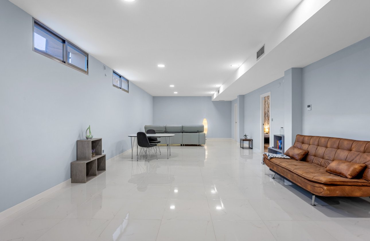 Resale - Villa -
Villamartin - Costa Blanca