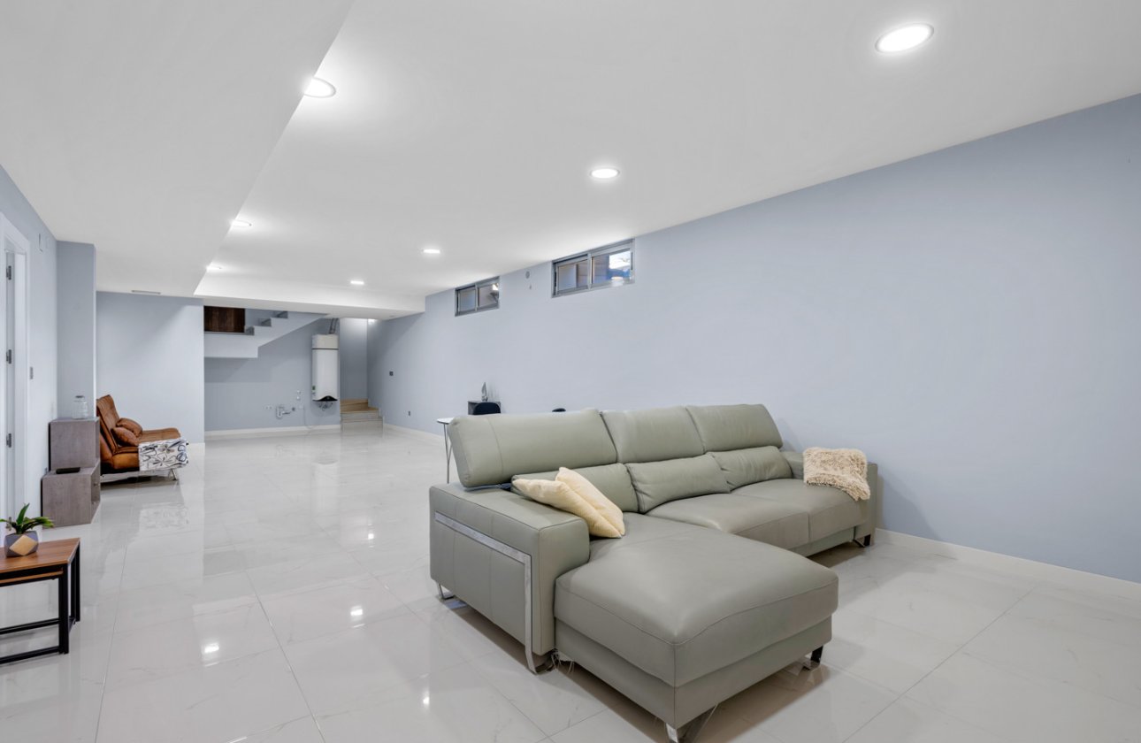 Resale - Villa -
Villamartin - Costa Blanca