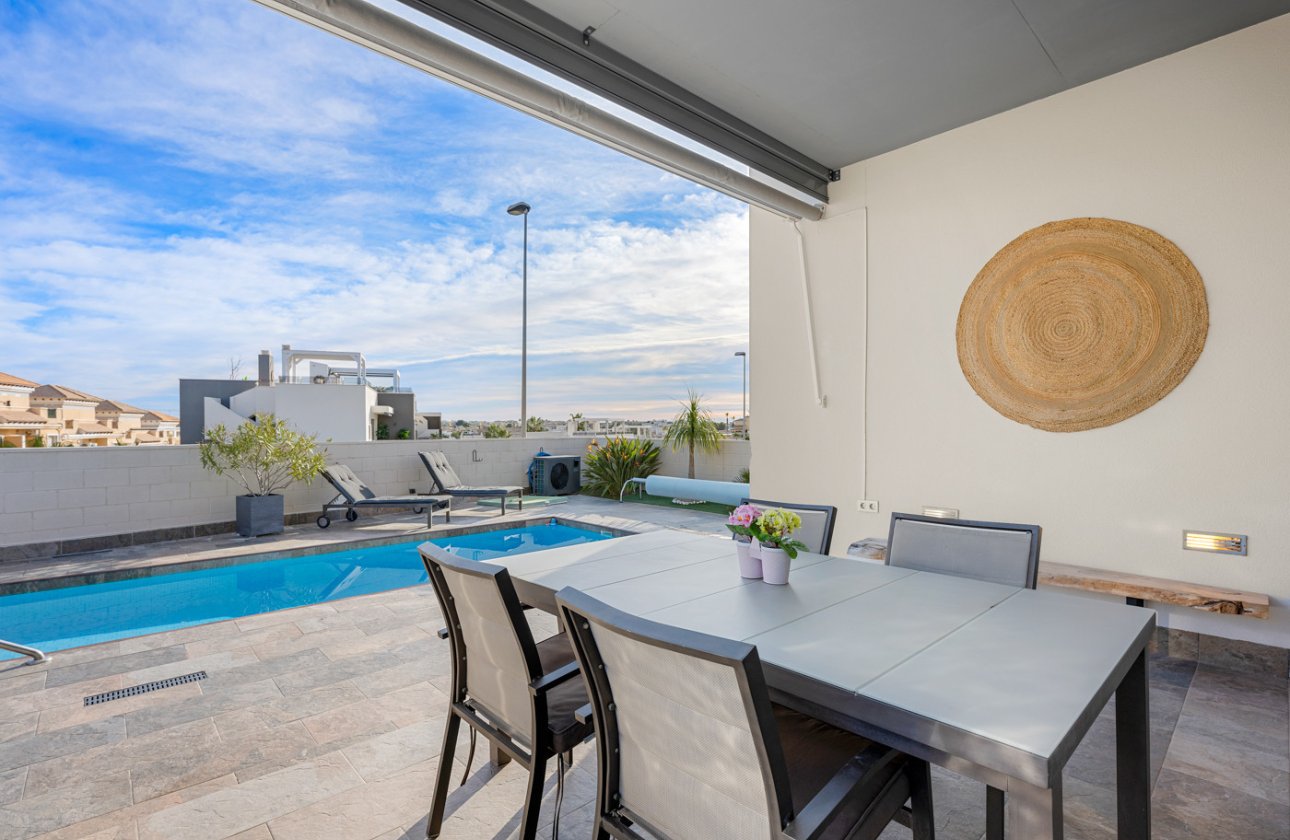 Resale - Villa -
Villamartin - Costa Blanca