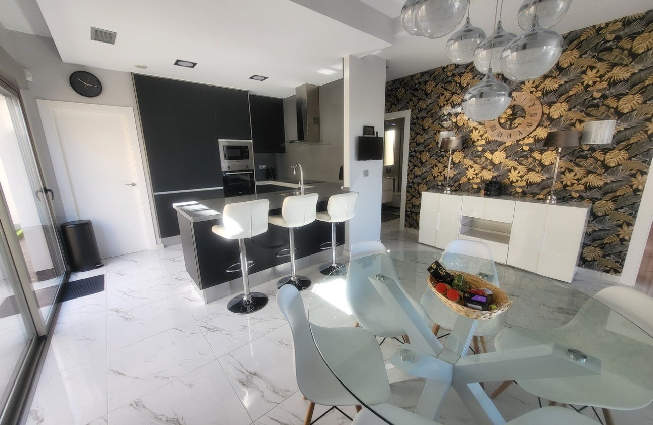 Resale - Villa -
Villamartin - Costa Blanca