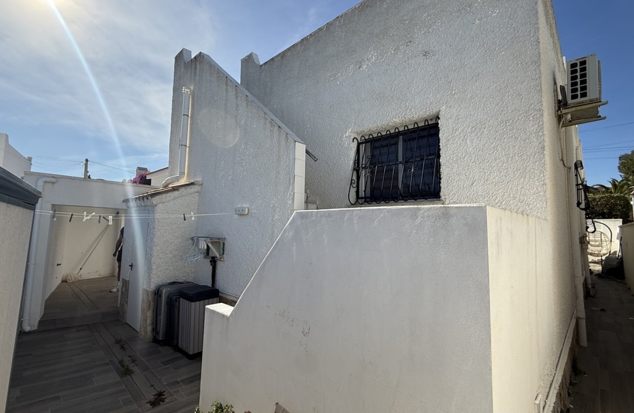 Resale - Villa -
Villamartin - Costa Blanca