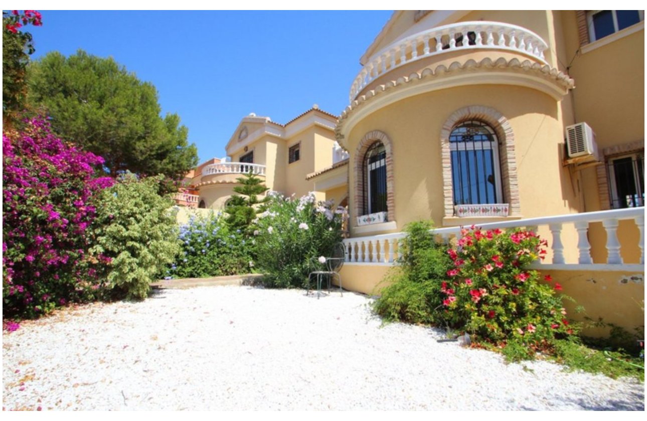 Resale - Villa -
Villamartin - Costa Blanca