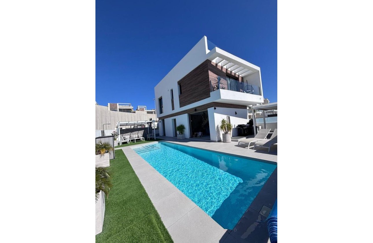 Resale - Villa -
Villamartin - Costa Blanca