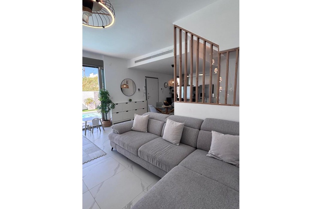 Resale - Villa -
Villamartin - Costa Blanca