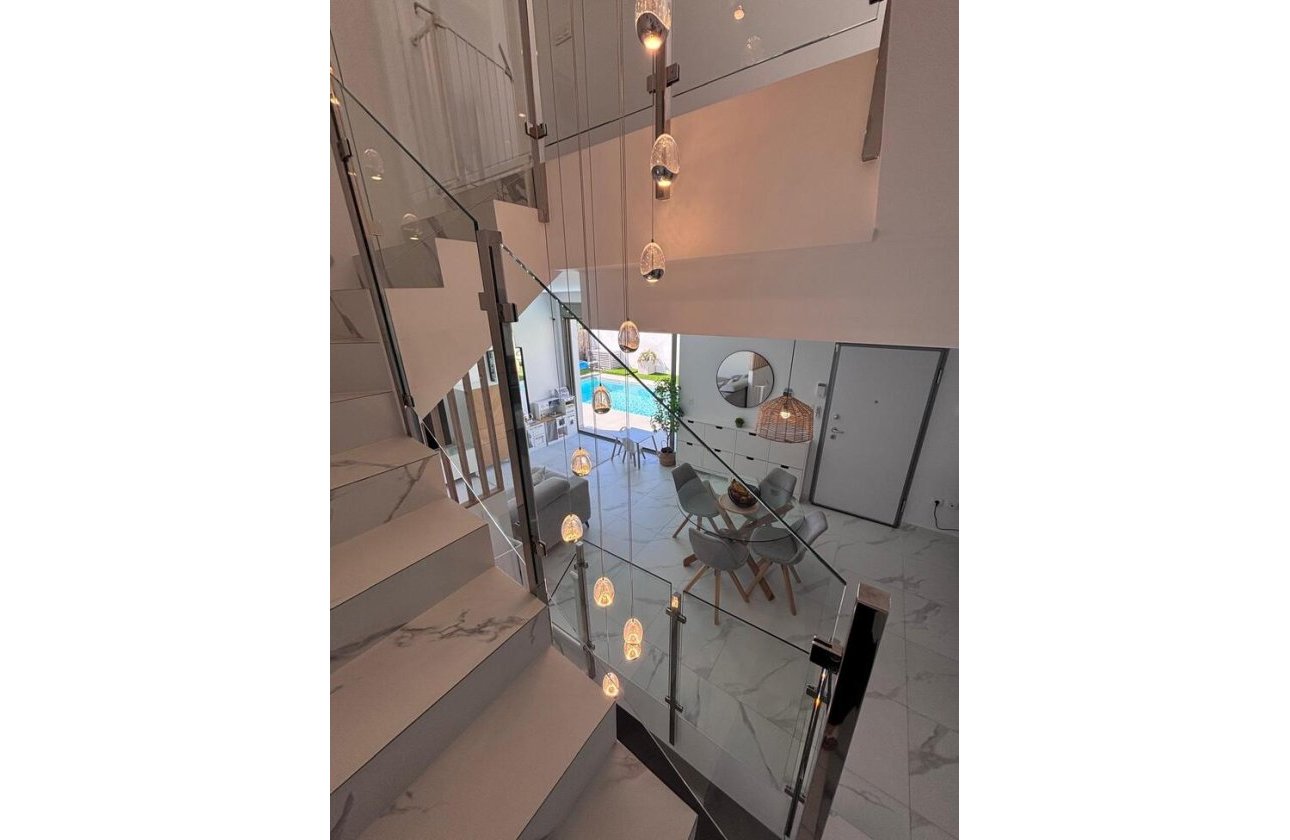 Resale - Villa -
Villamartin - Costa Blanca