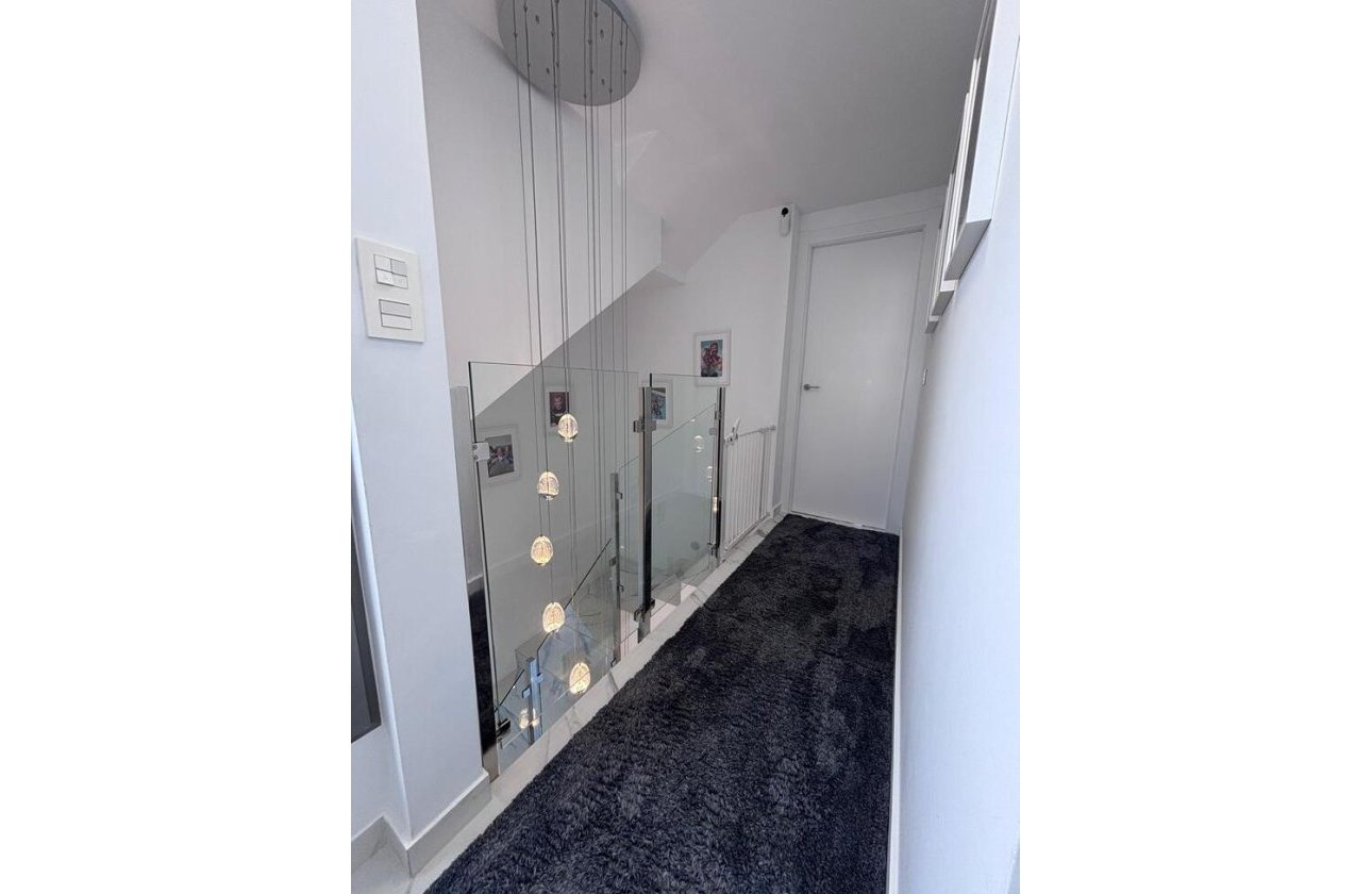 Resale - Villa -
Villamartin - Costa Blanca