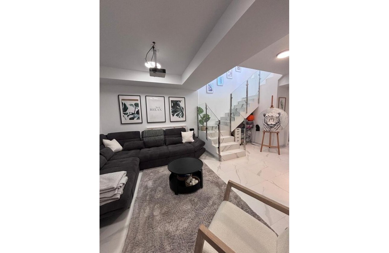 Resale - Villa -
Villamartin - Costa Blanca