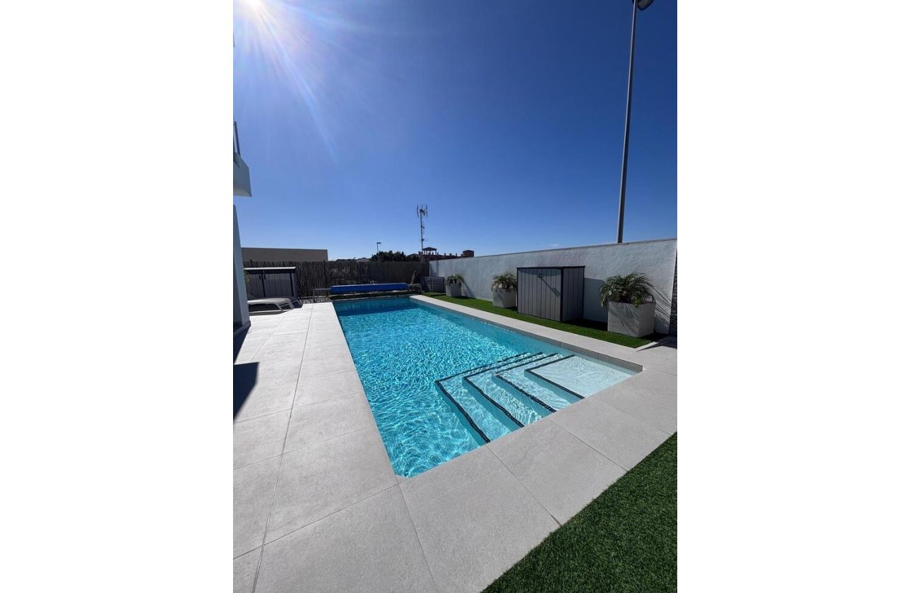 Resale - Villa -
Villamartin - Costa Blanca