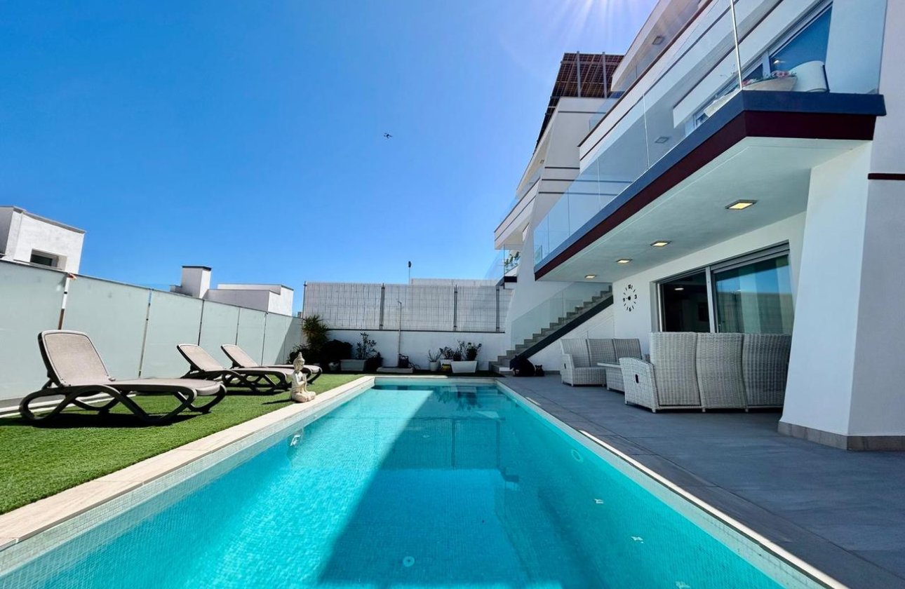 Resale - Villa -
Villamartin - Costa Blanca