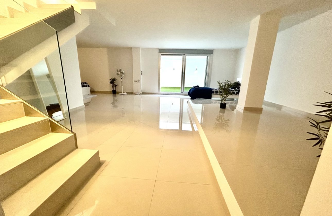 Resale - Villa -
Villamartin - Costa Blanca