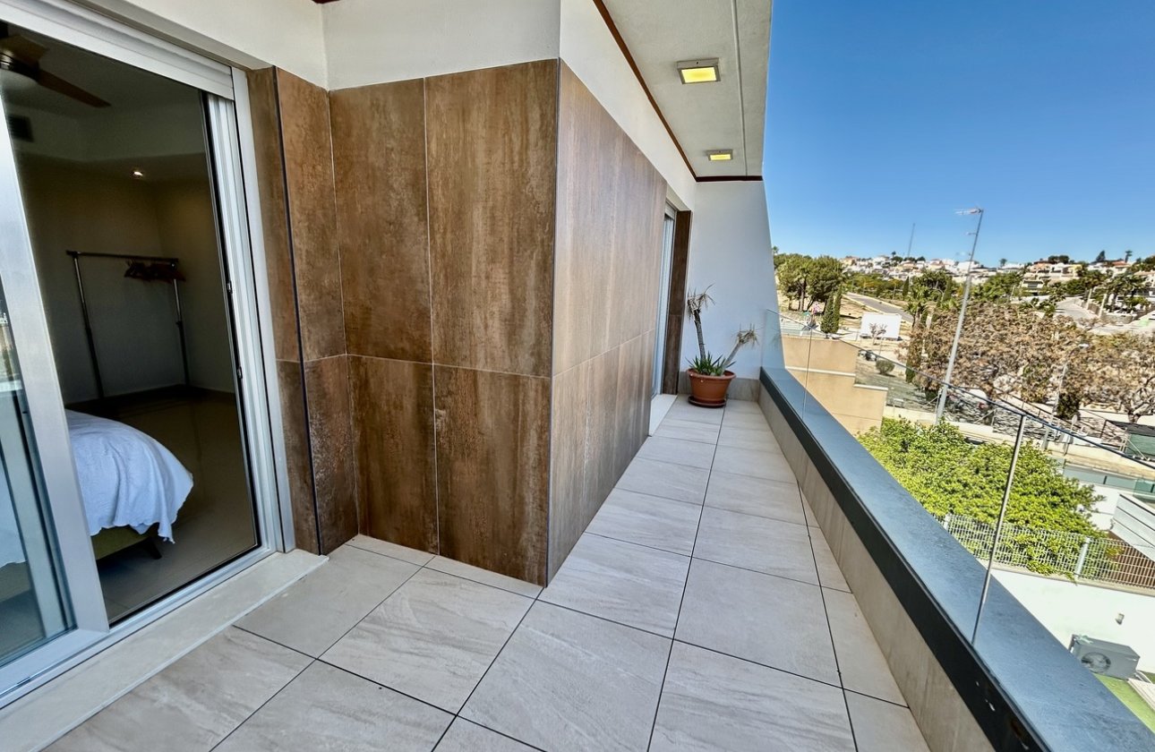 Resale - Villa -
Villamartin - Costa Blanca