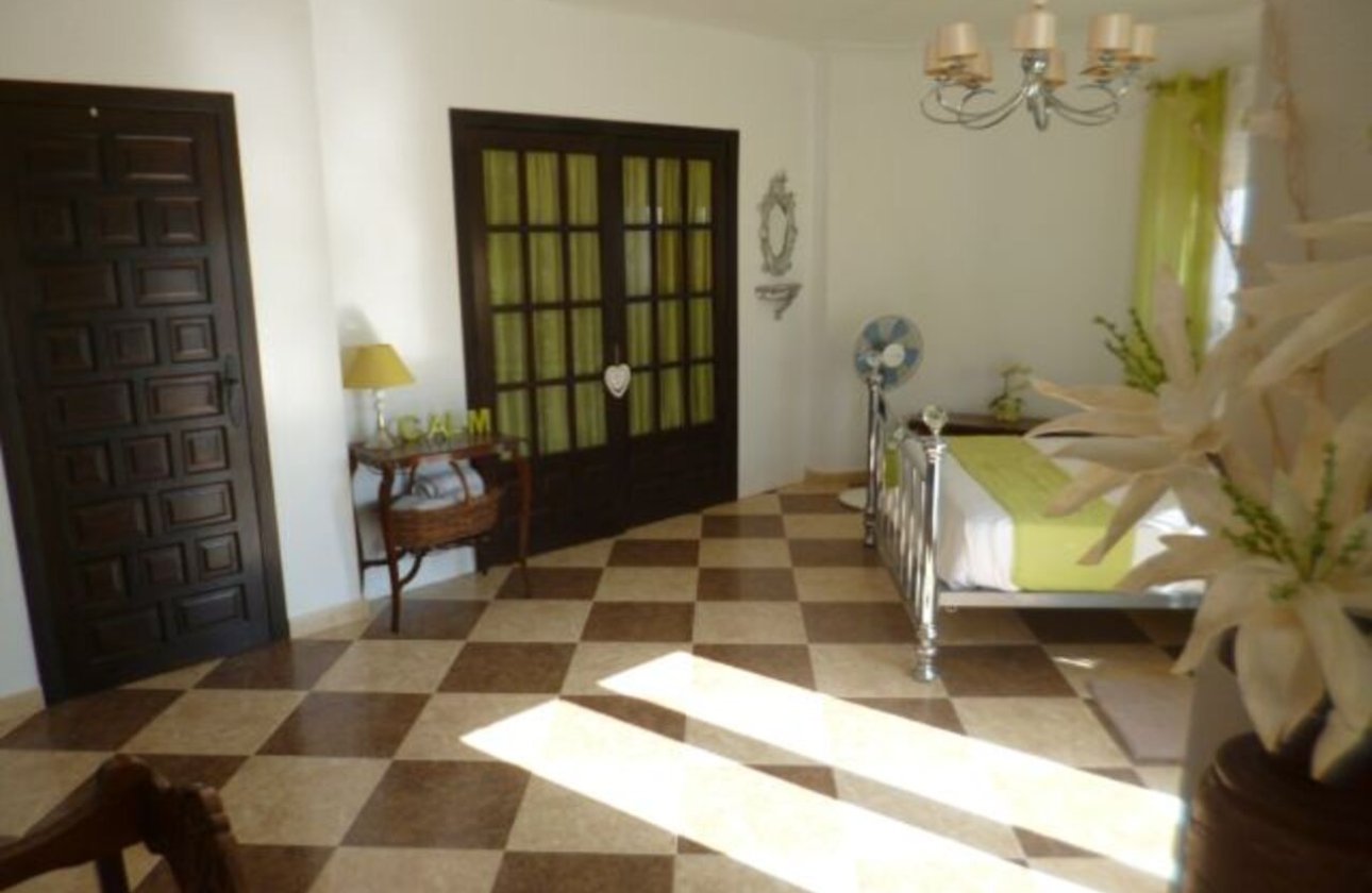 Resale - Villa -
Villamartin - Costa Blanca