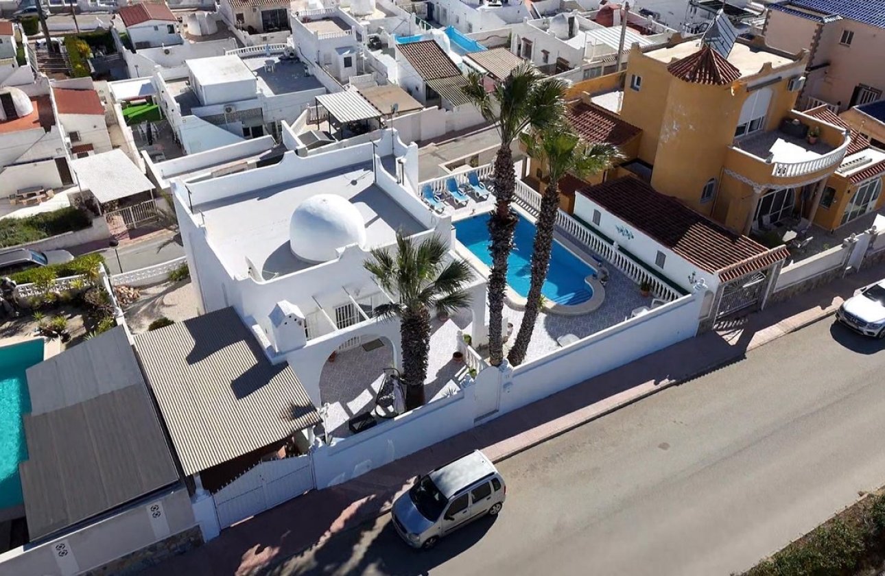 Resale - Villa -
Villamartin - Costa Blanca
