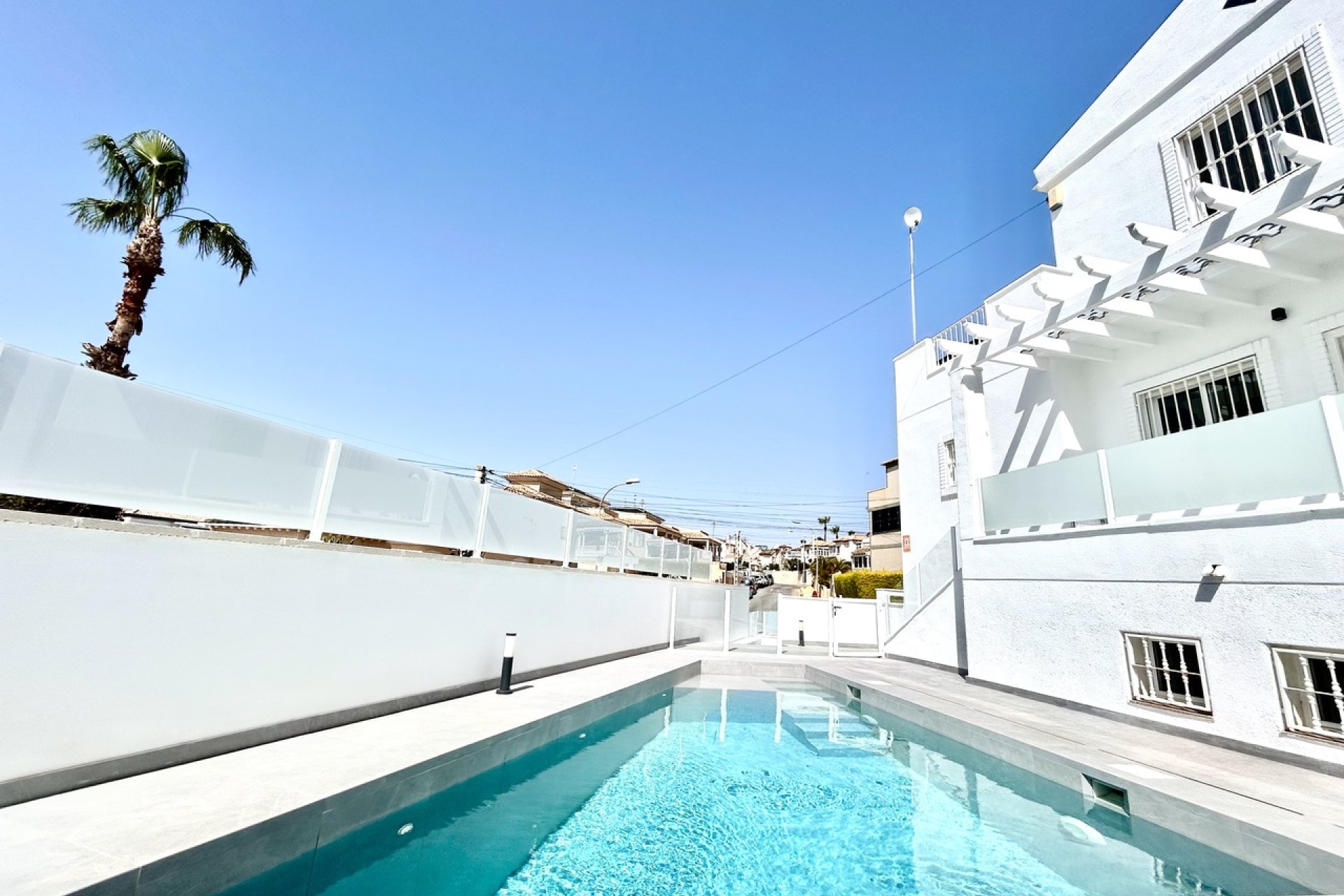 Resale - Villa -
Villamartin - Costa Blanca