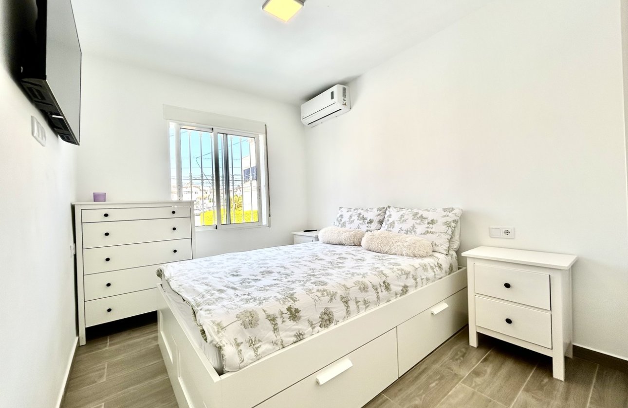 Resale - Villa -
Villamartin - Costa Blanca