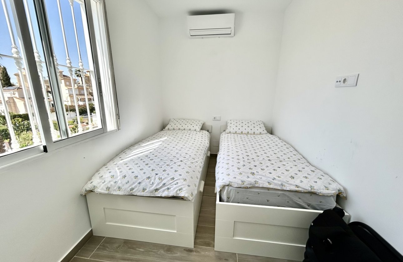 Resale - Villa -
Villamartin - Costa Blanca