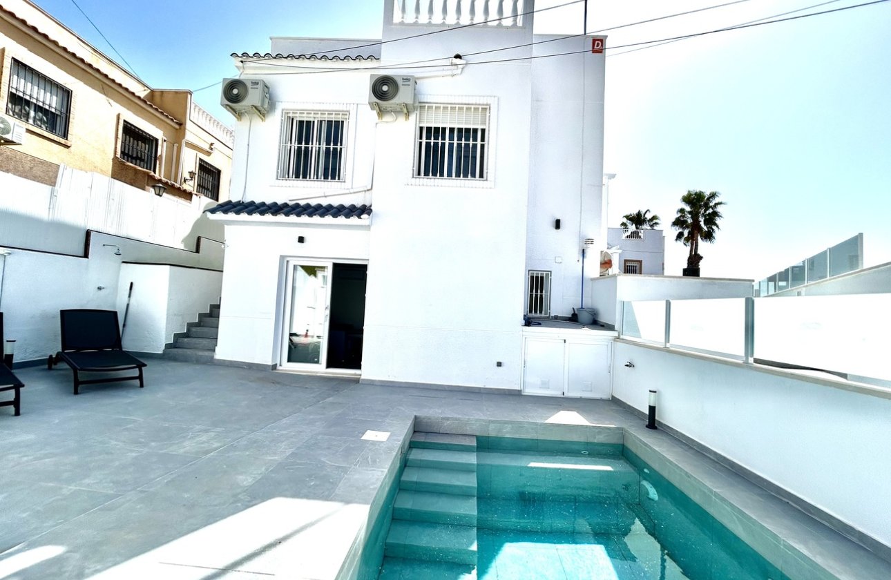 Resale - Villa -
Villamartin - Costa Blanca