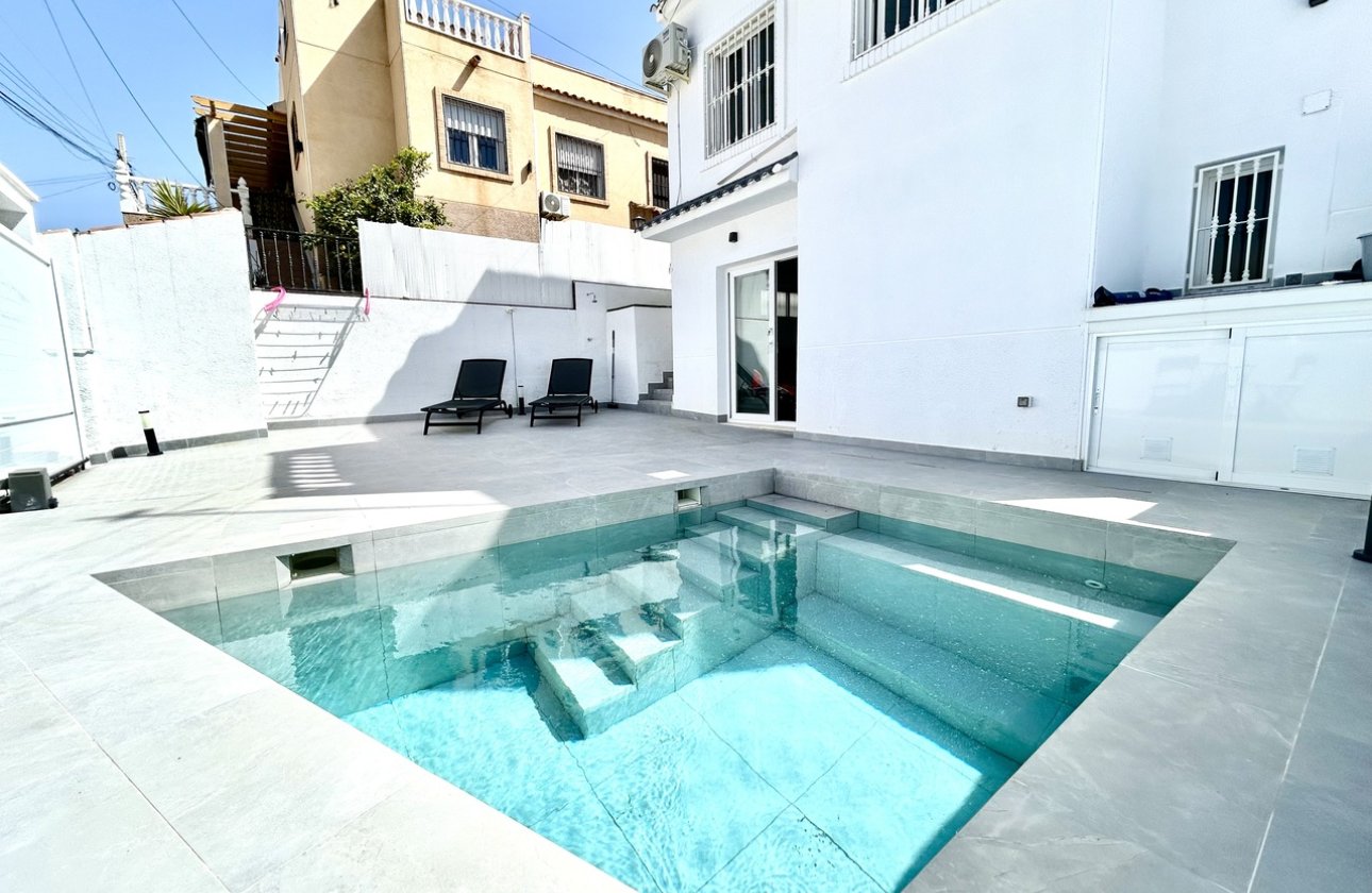 Resale - Villa -
Villamartin - Costa Blanca