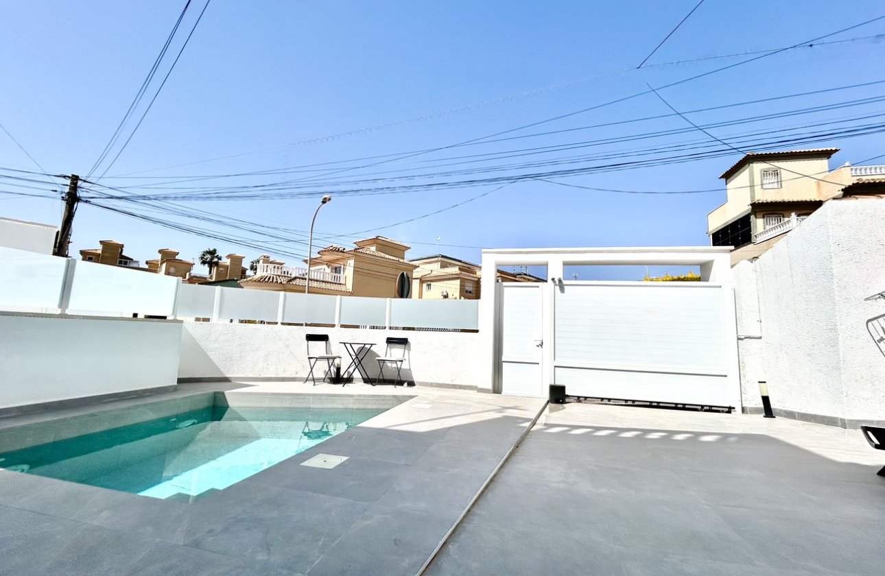 Resale - Villa -
Villamartin - Costa Blanca