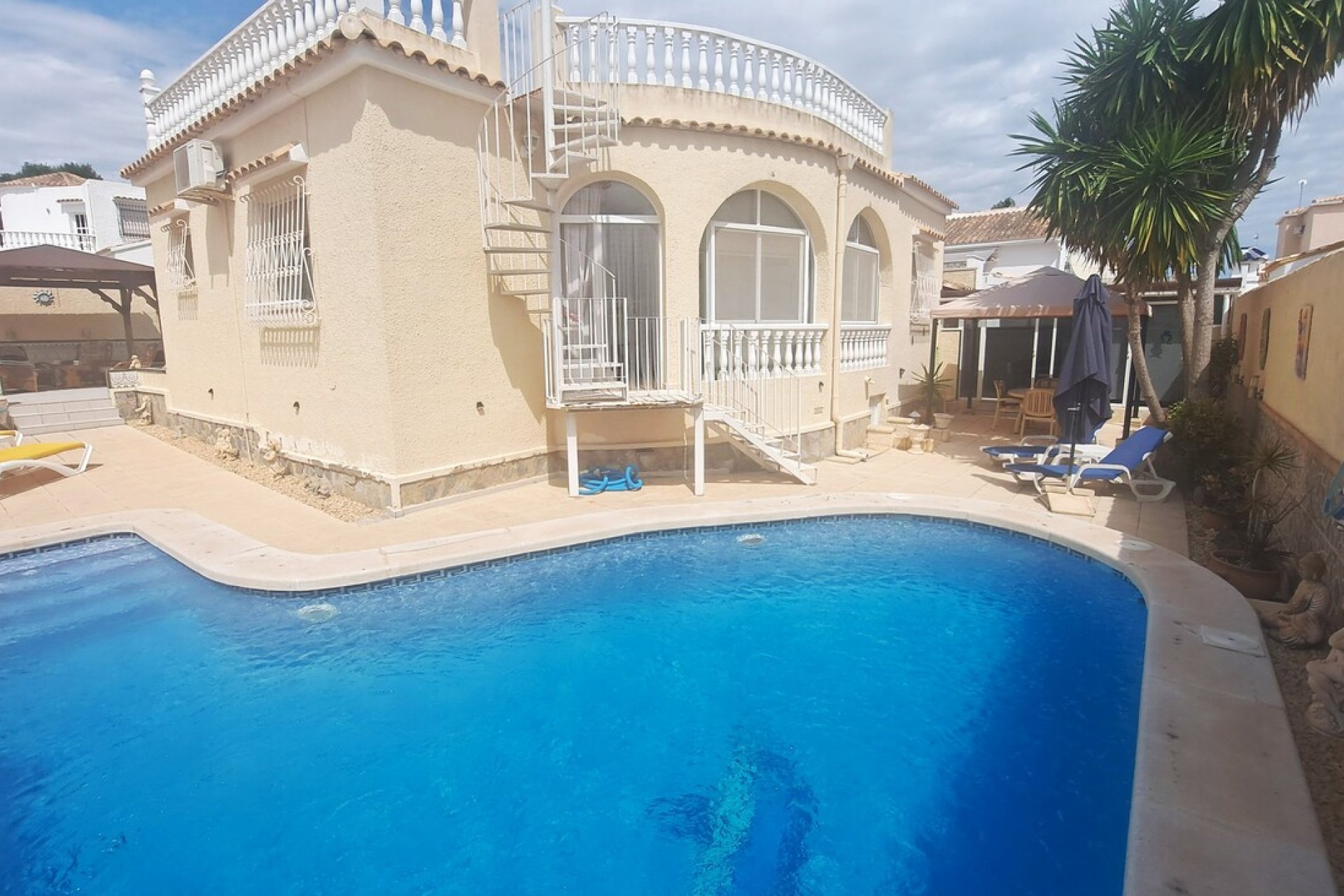 Resale - Villa -
Villamartin - Costa Blanca