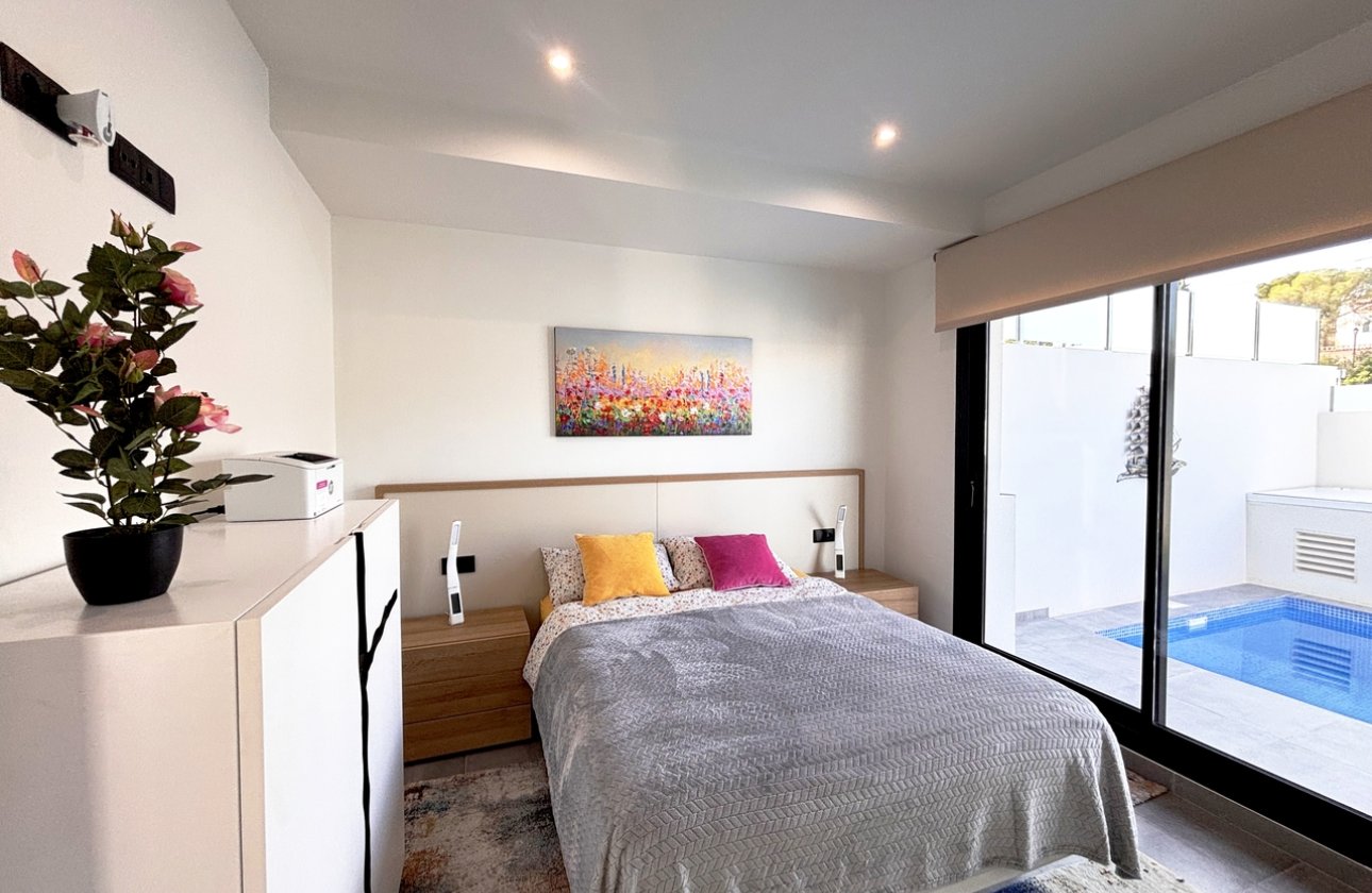 Resale - Villa -
Villamartin - Costa Blanca