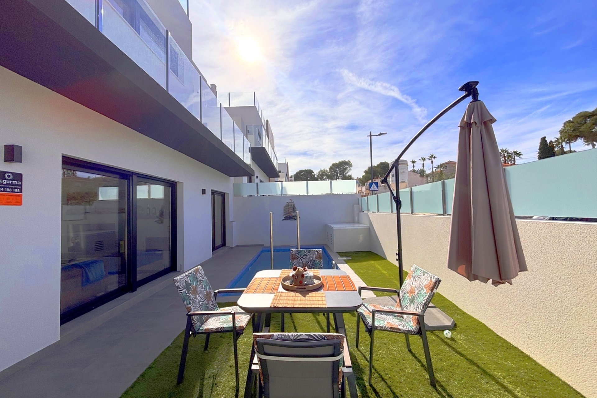Resale - Villa -
Villamartin - Costa Blanca