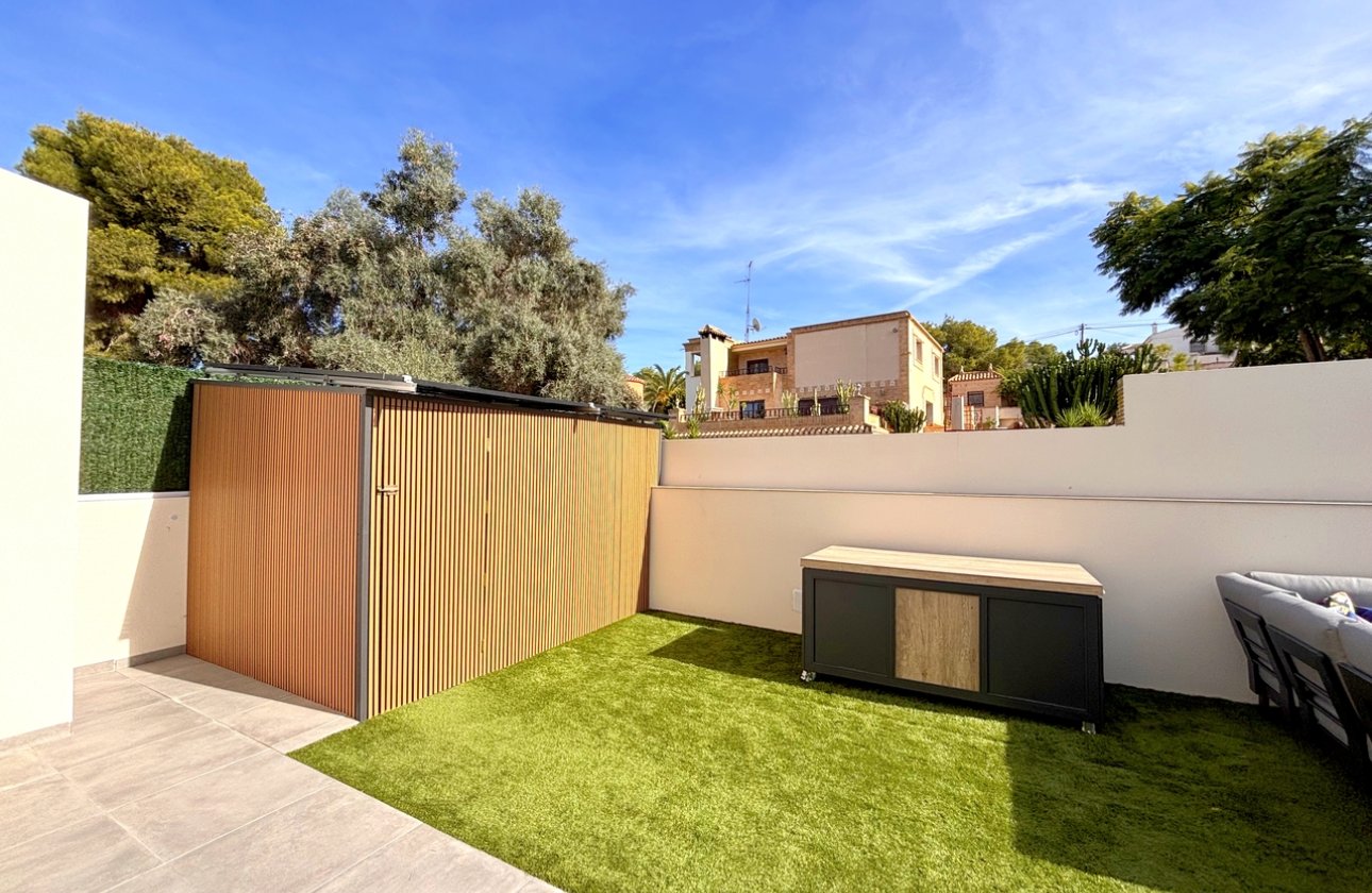 Resale - Villa -
Villamartin - Costa Blanca