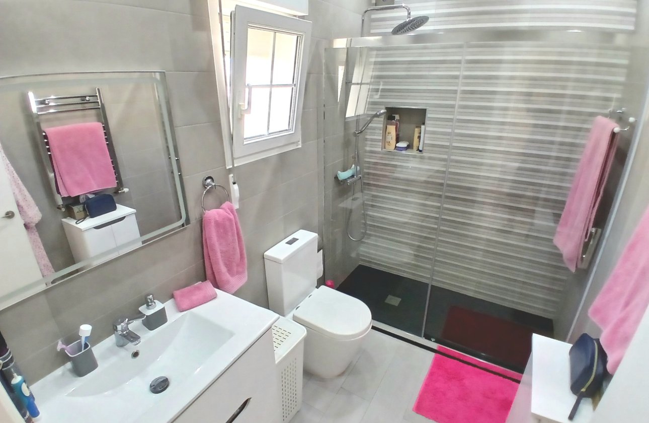 Resale - Villa -
Villamartin - Costa Blanca