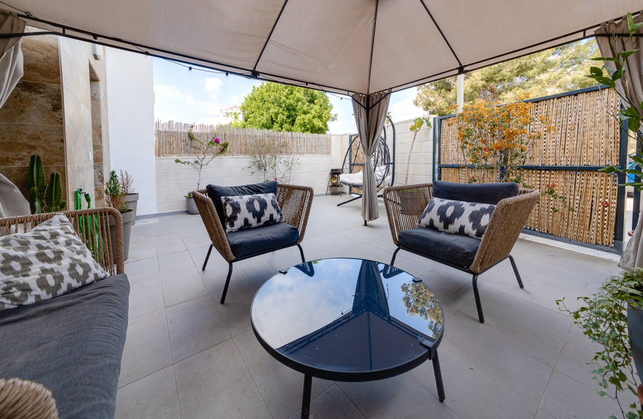 Resale - Villa -
Villamartin - Costa Blanca
