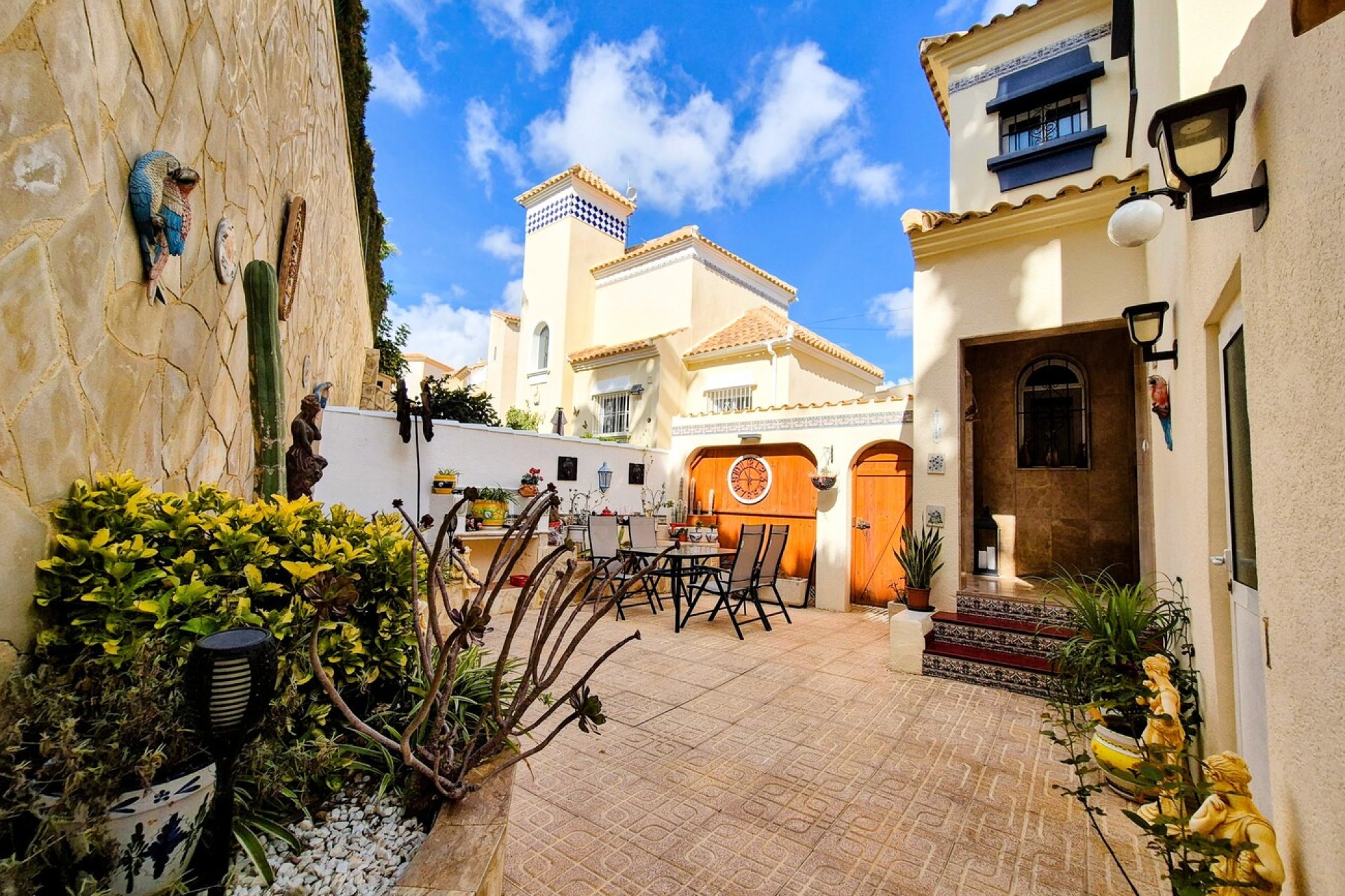 Resale - Villa -
Villamartin - Costa Blanca