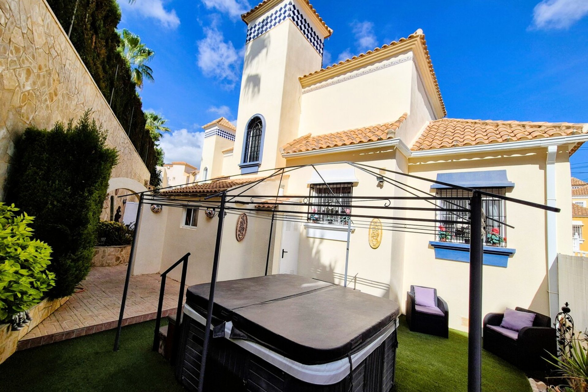 Resale - Villa -
Villamartin - Costa Blanca