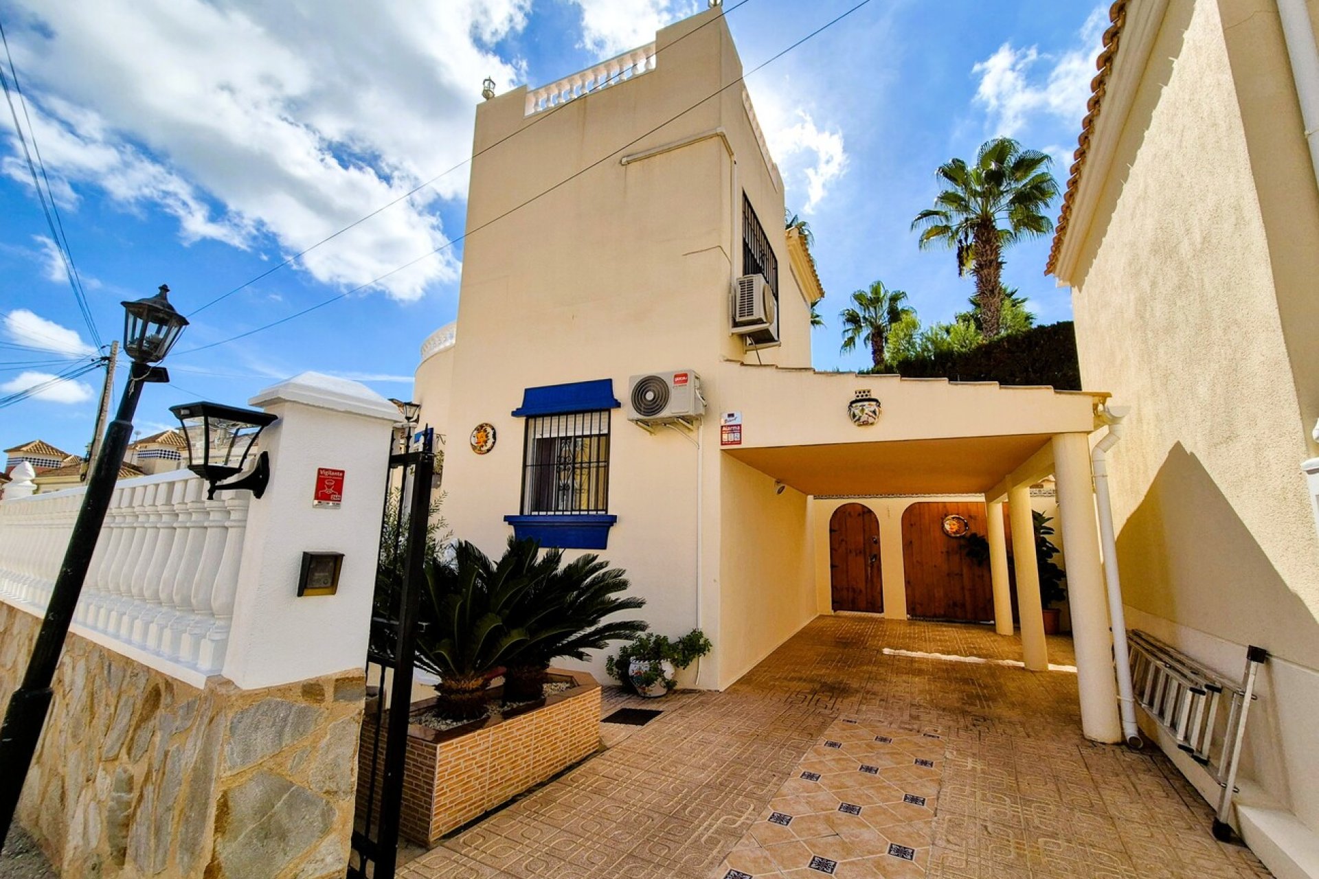 Resale - Villa -
Villamartin - Costa Blanca
