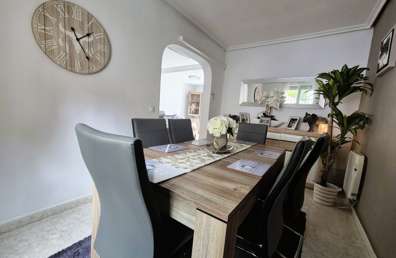 Resale - Villa -
Villamartin - Costa Blanca