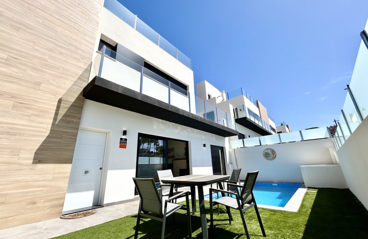 Resale - Villa -
Villamartin - Costa Blanca